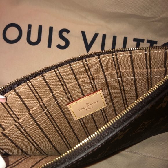 Louis Vuitton wristlet - Picture 2 of 6